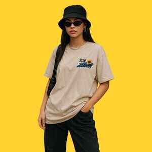 🌻 Manfinity “Sunflower” Graphic Tee | Beige Unisex Streetwear Shirt | Size L